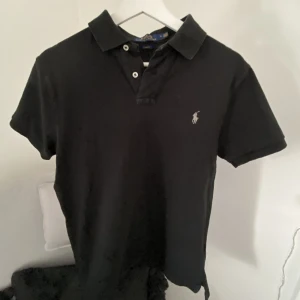 Pikétröja Polo Ralph Lauren - I nyskick! Storlek M, liten i storleken så sitter som S.