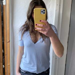 Ljusblå v-ringad Zara T-shirt i storlek M💓📦