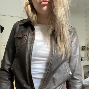 Skinnjacka  - Ascool och snygg skinnjacka som gör varje simpel outfit snygg!! Snygga detaljer och fin passform ❌❌använd inte köp nu❌❌