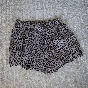 Skjorts Vero Moda - Tunna skjorts i leopardmönster från Vero Moda Storlek XS