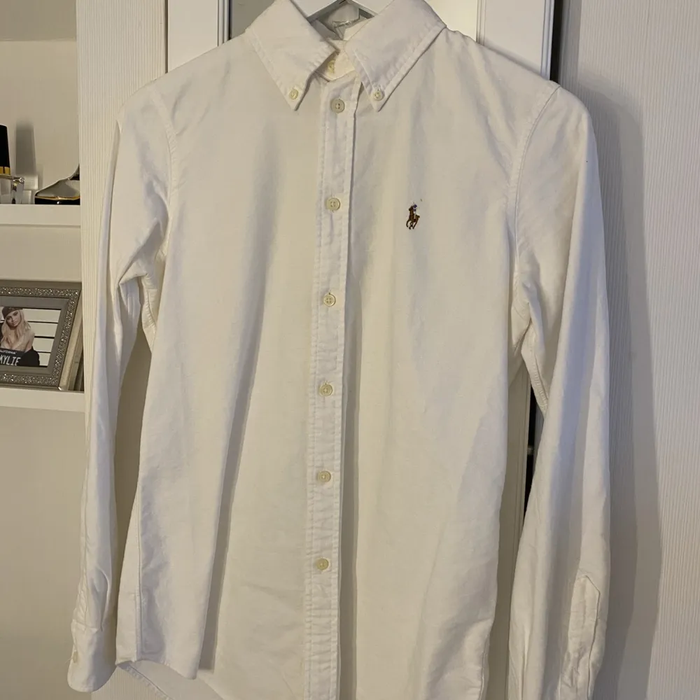 Ny skjorta från Ralph Lauren, aldrig använd💛. Skjortor.