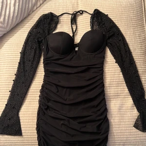 Oh Polly Embellished Mini Dress - En svart Oh Polly klänning med paljetter på ärmarna!💓 ORDINARIE PRIS 900kr på deras hemsida💓 Storlek är UK 10 om ni vill ha måtten så kan ni skriva i DM!💓 Bara använd två gånger🤍