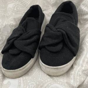 Nly sneakers, strl 38 - Svarta twist sneakers från nly strl 38. Bra skick men lite dammiga bara!  Frakt tillkommer❤️