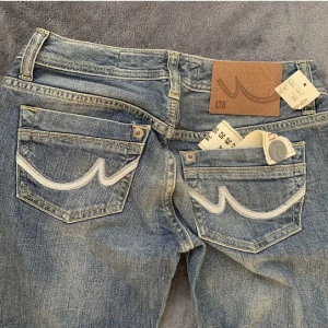 Ltb jeans  - Köpta här på Plick men tyvärr för små på mig 💗 passar perfekt i längden är 170 cm men lite för små i midjan!  Innerbenslängd: 82 Midjemått tvärs över: 34 Storlek 24/32 men skulle säga att det passar någon som brukar ha 34 i jeans 💗köparen står för frakten
