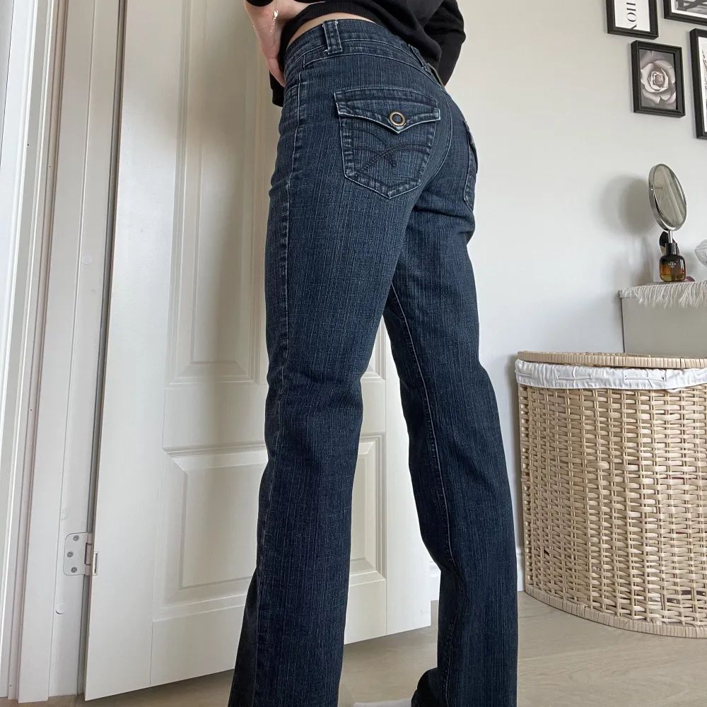 Säljer dessa lågmidjade jeans! Midjemått: 36cm (rakt över) Innerbenslängd: 77cm. Jeans & Byxor.