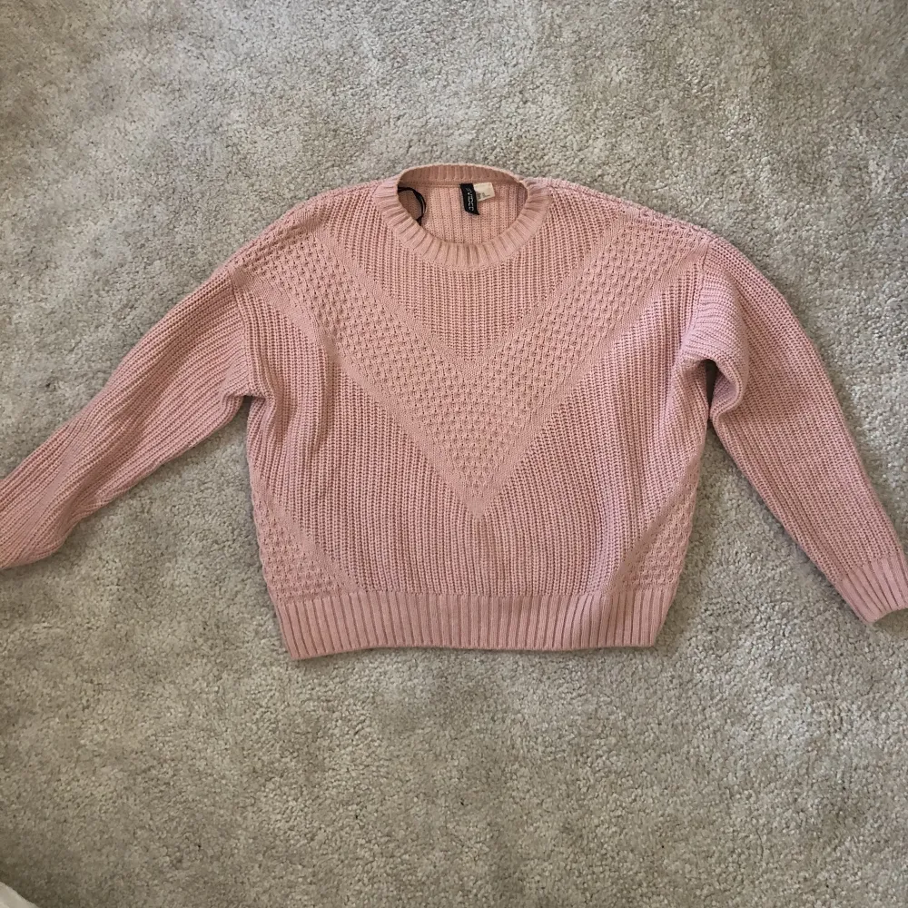 Gullig rosa stickad tröja från HM i storlek Xs💕. Stickat.