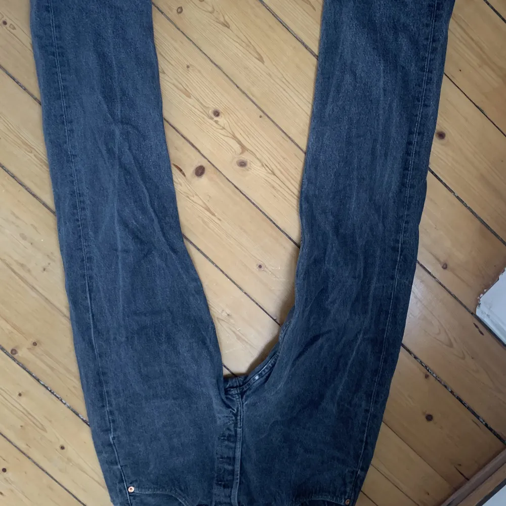 Köpta begangnade för 500. W 30, l 34. Köpare står för Frakt. Ett litet håll i bakre fickan. Skick 9/10.. Jeans & Byxor.