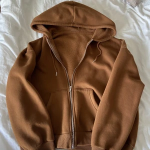 Brun kofta - Säljer den här superfina mysiga koftan då den inte kommer till användning!! Den är i storlek L och är oversized på mig som vanligtvis har xs/s. Den är i bra kvalitet och noppar inte. Säljer för 80kr + frakt. Skriv till mig om ni har funderingar❣️