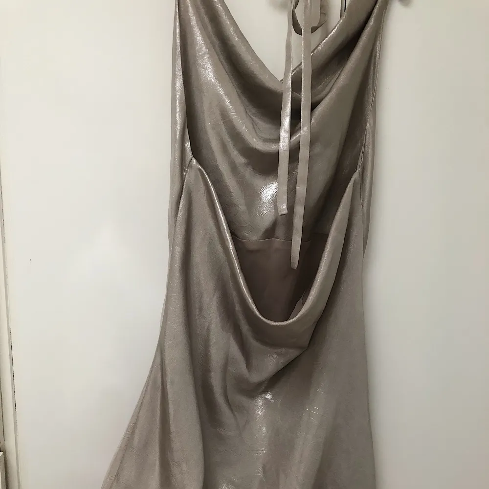 Suuuperfin halterneck klänning från Zara i silvrig/metallisk färg. 😍Endast använd en gång!! Säljer pga att den är för lite för kort för mig som är 176cm 🥲💛. Klänningar.