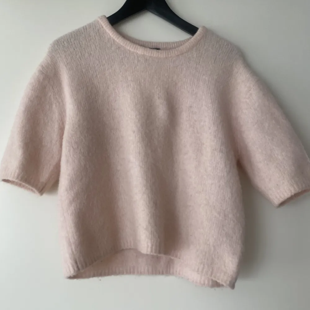 Säljer denna superfina ljusrosa tröjan. 🫶🫶 passar perfekt i alla årstider ⭐️☀️. Tröjor & Koftor.