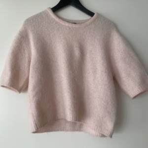 Säljer denna superfina ljusrosa tröjan. 🫶🫶 passar perfekt i alla årstider ⭐️☀️