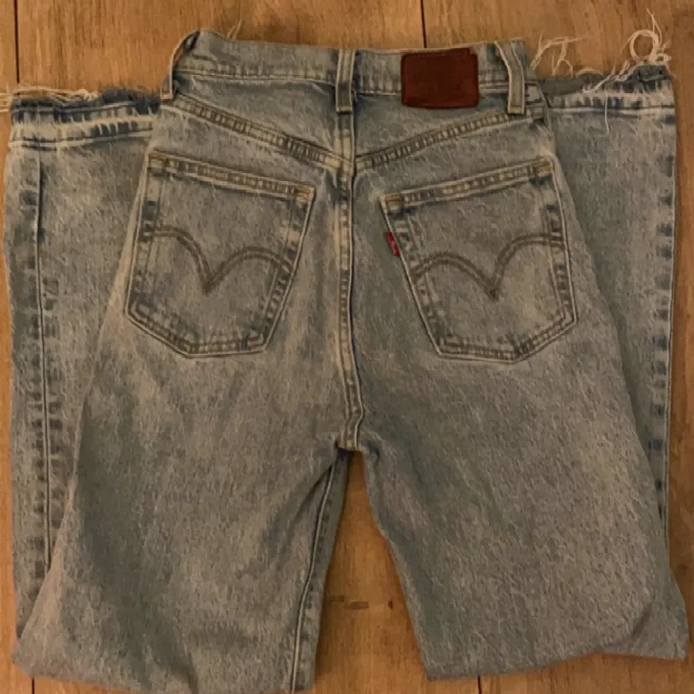 Jättefina Levis jeans som tyvärr har blivit för små. Köpte på plick o bilderna är lånade från förra säljaren.💗. Jeans & Byxor.