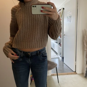 Kortare stickad tröja  - En lite kortare stickad tröja, super mysigt material och super fin till en kjol, storlek s 150kr