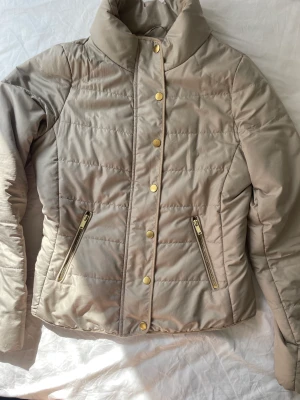 Biege vårjacka - Vårjacka. Använt, är i gott skick.