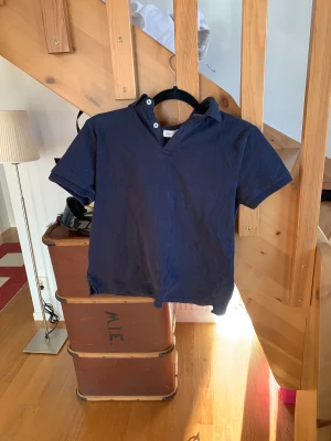 Blå pikétröja  - Den är perfekt till sommaren och är jätte skön.