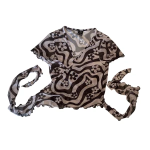 Urban outfitters topp - Knyt-topp från Urban outfitters i meshtyg. Inga skador eller fläckar