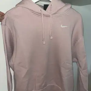 Rosa Nike hoodie som aldrig blivit använd. Köptes förra året 💝