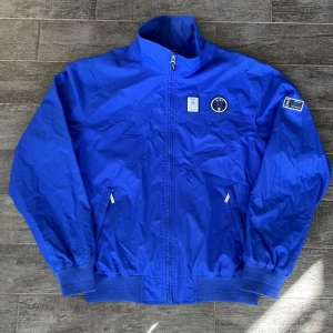 GANT regnjacka - Snygg, vintage regnjacka från Gant i storlek XL men sitter som en L skulle jag säga. Jackan är i toppenskick och står emot både vatten och vind.