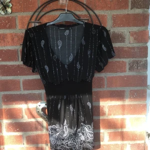 Tunika   - Fin tunika med unikt mönster och knyte i ryggen. 