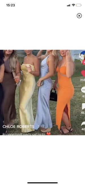 Gul balklänning  - Den perfekta klänningen till balen💛 Helt oanvänd, säljer på grund av att den inte passar. Nypris 1700kr (inkl frakt och tull). 💛💛 Köp direkt för 1000kr