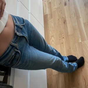 Pepe jeans  - Lågmidjade pepe jeans i färgen blå använda men i bra skick skulle jag säga. Orginal pris är runt 1000kr men säljer de billigare då de är använda 