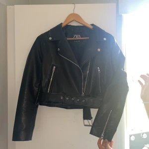 Skinnjacka - Jag säljer min skinnjacka från zara för att jag inte använder den längre. Jag köpte den för 599kr och säljer den nu för endast 120kr +frakt!!