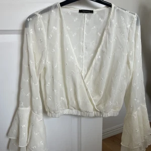 Vacker vit topp / blus - En superfin vit/off-white sommartopp / blus med volangärmar och broderade blommor på 💘 Storlek S!