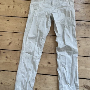 Polo Ralph Lauren byxor  - Polo Ralph Lauren byxor/chinos. Barnstorlek 16 år. Köpta på nk.  Pris kan diskuteras. Väldigt bra skick. Använda Max 2 ggr.