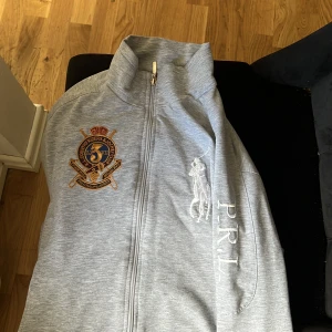 Ralph flauren tröja  - Säljer en jätte fin zip Ralph flauren tröja knappast varit använd 10/10 skick 
