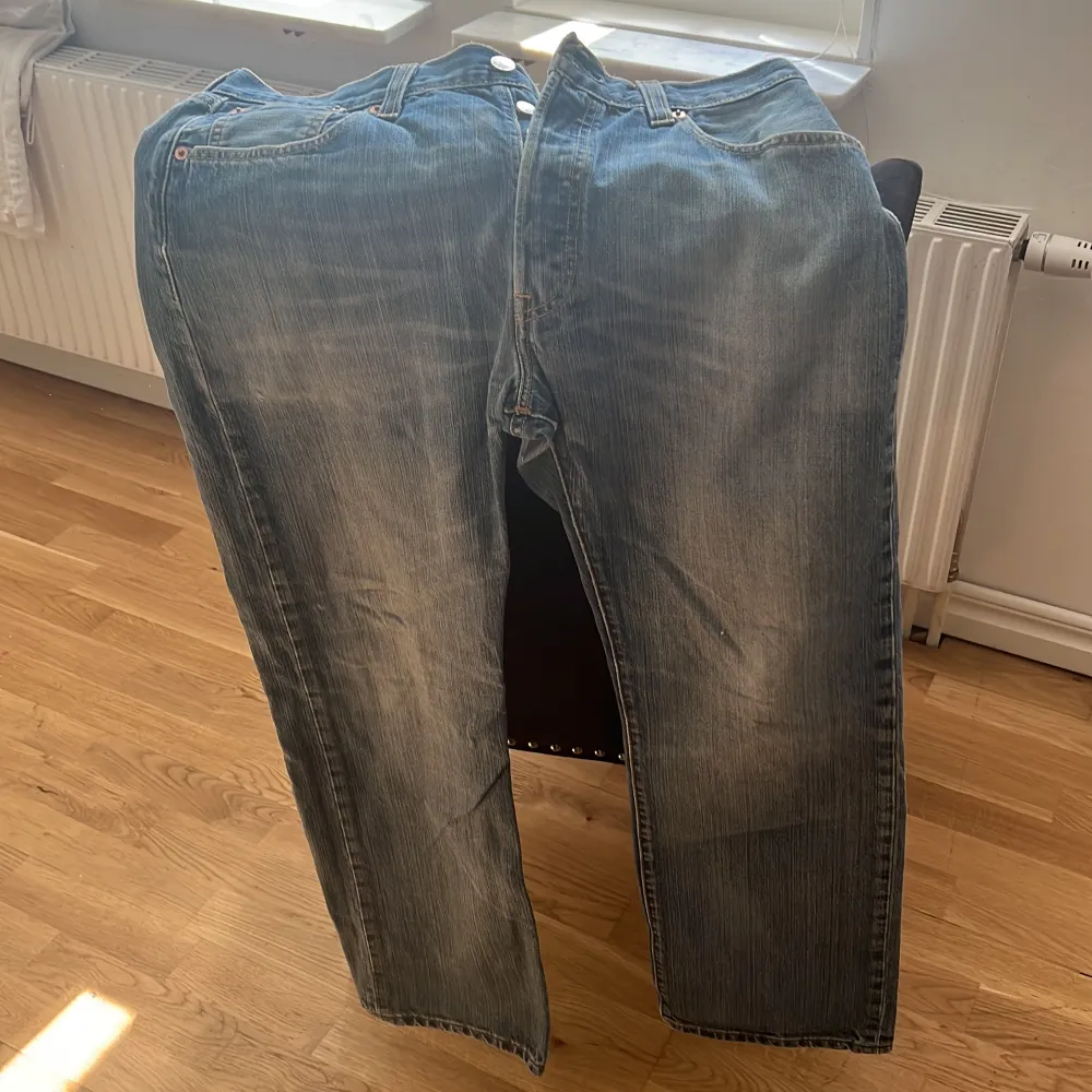 Jätte fina populära Levi’s 501 jeans straight leg inte varit använda då dem var för små. Jeans & Byxor.