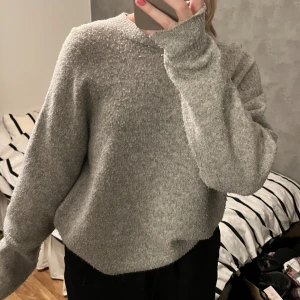 Stickad tröja - Jättefin och mysig stickad tröja från H&M som inte kommer till användning! Den har tyvärr blivit nopprig men väldigt snygg och skön ändå. Passar bra att slänga på sig på sommarkvällarna när det blir lite kallare då den är lite större i passformen!🫶🏼