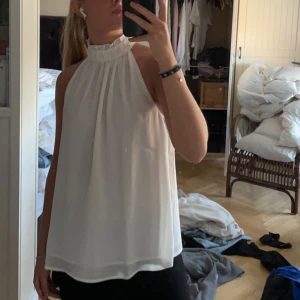 Topp - Säljer denna otroligt fina topp från H&M som inte finns att köpa längre. I storlek S men relativt stor i storlek så passar även M❣️