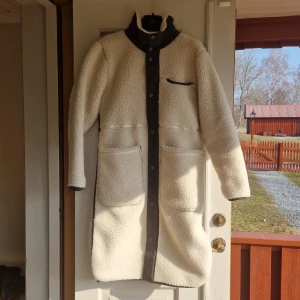 Kappa från Varg - Använd 1 ggr. Ull/polyesterblandning.  Strl S Off-white Nypris 3499:-