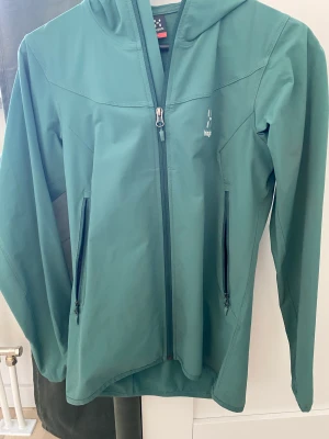 Skaljacka haglöfs  - En skal/vandringsjacka från haglöfs. Sparsamt använd. 