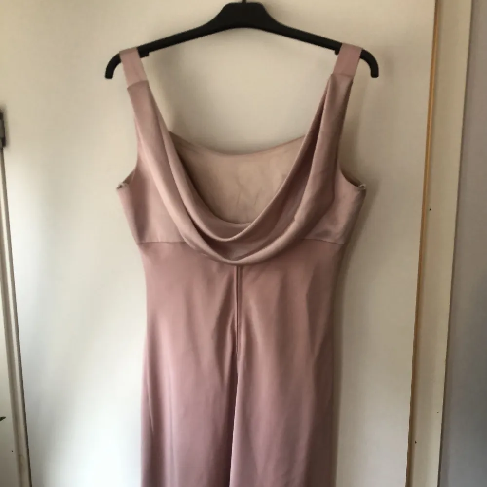 Fin rosa satin balklänning från aspeed i storlek 36-38🤍 Köp gärna direkt, eller chatta med mig👍🏼. Klänningar.