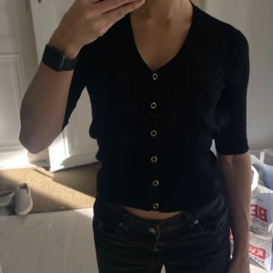 Tröja med knappar - Fin sparsamt använd tröja med knappar fram från zara  Superfin till kjol och byxor