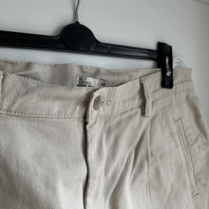 NLY TREND - Begiea byxor i storlek 42 från NLY Trend. Höga i midjan och straight fit. Knappt använda. 