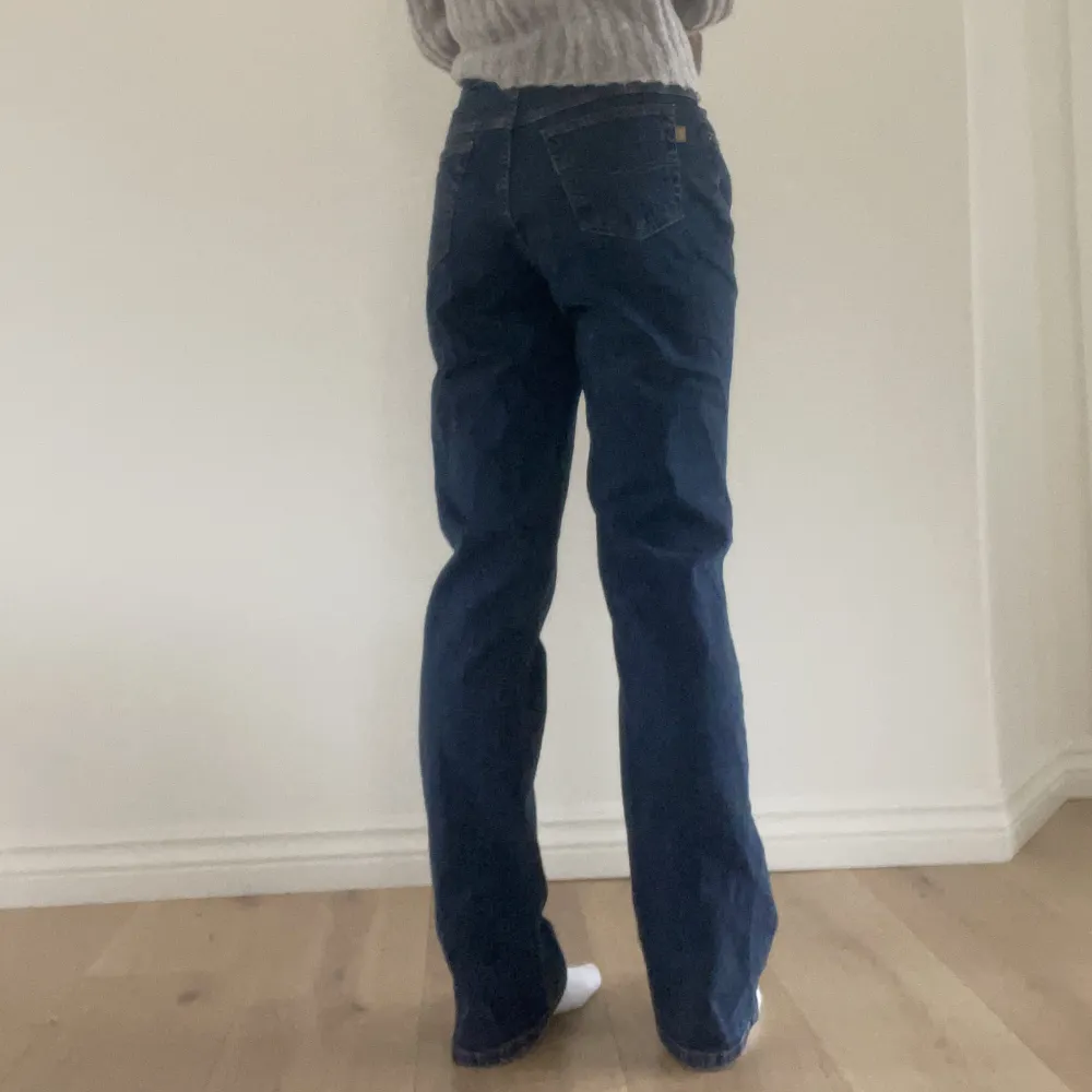 Super snygga bootcut jeans, jag är 1,65 cm lång innerbenslängden är 82 cm, midjemåttet är 36 rakt över.. Jeans & Byxor.