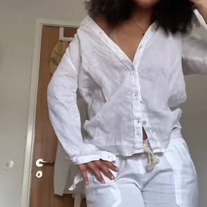 2 linneskjortor - Två linneskjortor, en från Åhléns (42 dam) en från H&M (strl S herr)! Bra skick utom en liten fläck på kragen och i ena armhålan på den från Åhléns som ej syns på 💞❤️‍🔥 perfekt över en bikini i sommar! 70 kr st, båda för 120! (Den från hm är första bilden)