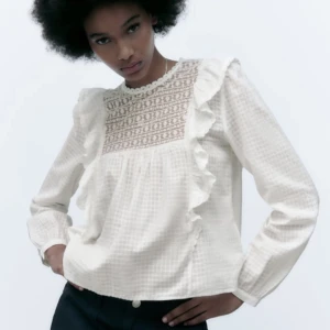 Jättesöt blus från zara!❤️ - Jättesöt blus från zara!❤️ säljer då den inte kommer till användning. Blusen är aldrig använd och är i nyskick, pris kan diskuteras!❤️ Nypris: 399kr❤️