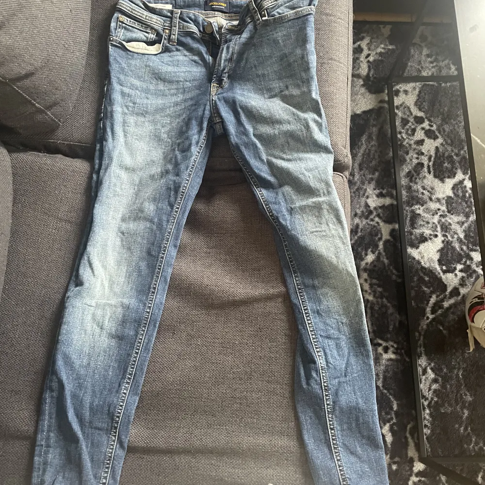Två stycken jeans från Jack & Jones! Jeansen har passformen slim fit.  Blåa jeans storlek 30/30 Svarta jeans storlek 30/34 Köpare står för frakt. Pris kan sänkas. Jeans & Byxor.