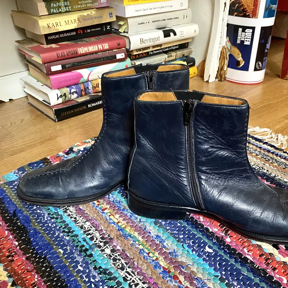 Ett par fina läder boots med dragkedja! Perfekta inför våren☀️. Skor.