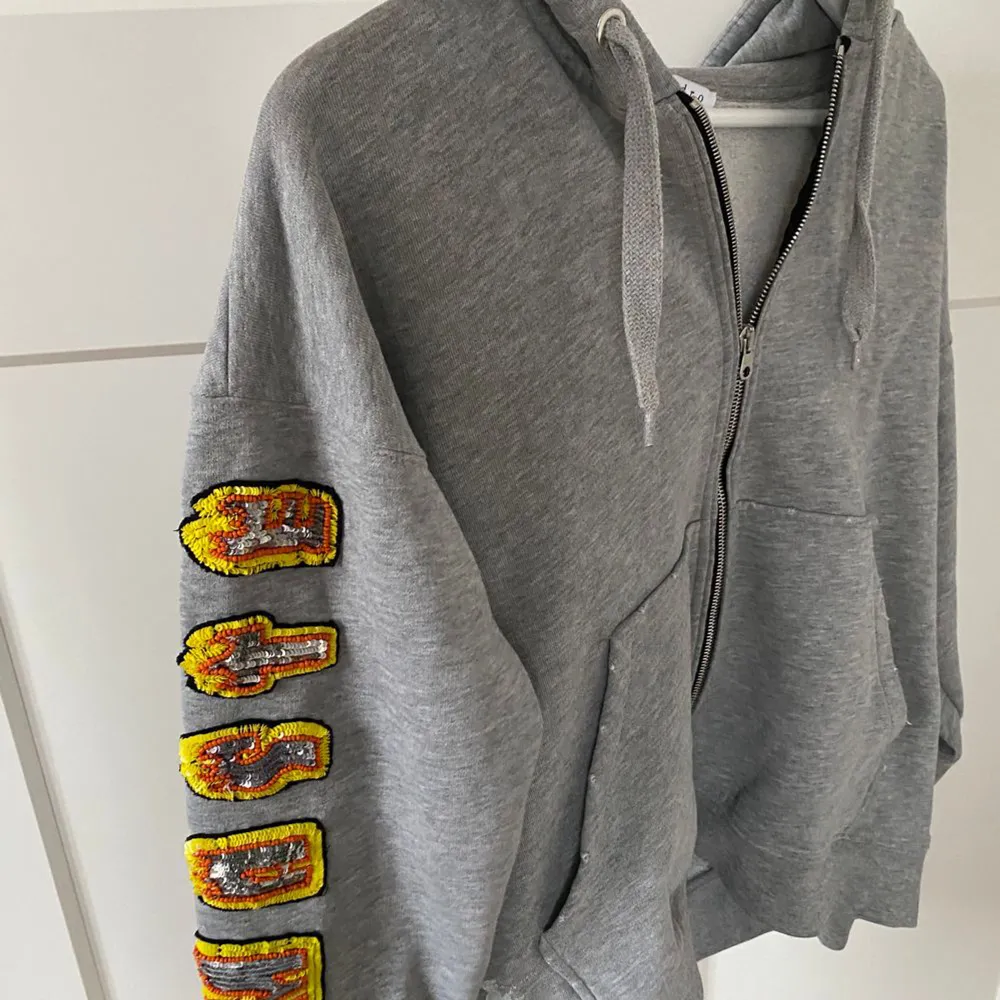 Hoodie från sandro med texten ”namaste”. Nypris 3900kr. Aldrig använd. . Tröjor & Koftor.