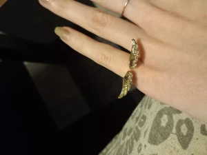 Ring - Fin ring✨️(ej äkta guld)  har tappat färg lite på ett ställe (se bild 2)