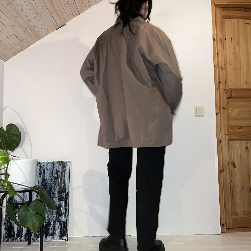 olivgrön oversized skjorta! personen på bilden är 176 cm 🫑. Skjortor.