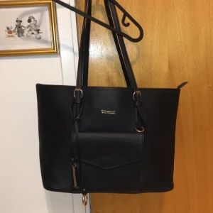 Väska - Använd finns lite slitage men inget som man tänker eller ser mycket  Ren insida Guld detaljer använd i gymnasiet 