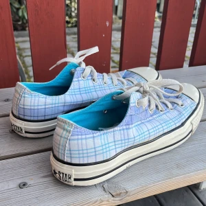 Converse - Blå rutiga låga converse, de finns tecken på användning men skorna e varken smutsiga eller trasiga Passar dom som har 38-39