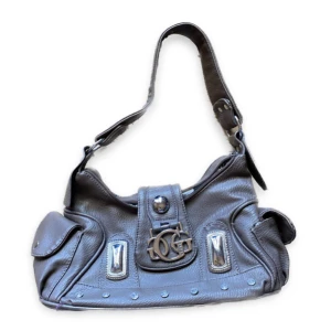 Väska med detaljer - Så söt väska med fina detaljer! Tyvärr inte kommit till användning. Köpt secondhand så vet inte riktigt märket men tycker kvaliten verkar fin! Inte märkt några defekter😁