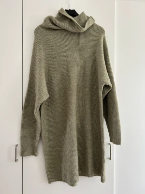 Stickade klänningar  - Grön i storlek 40 , beige i stolen 38  150kr för båda 