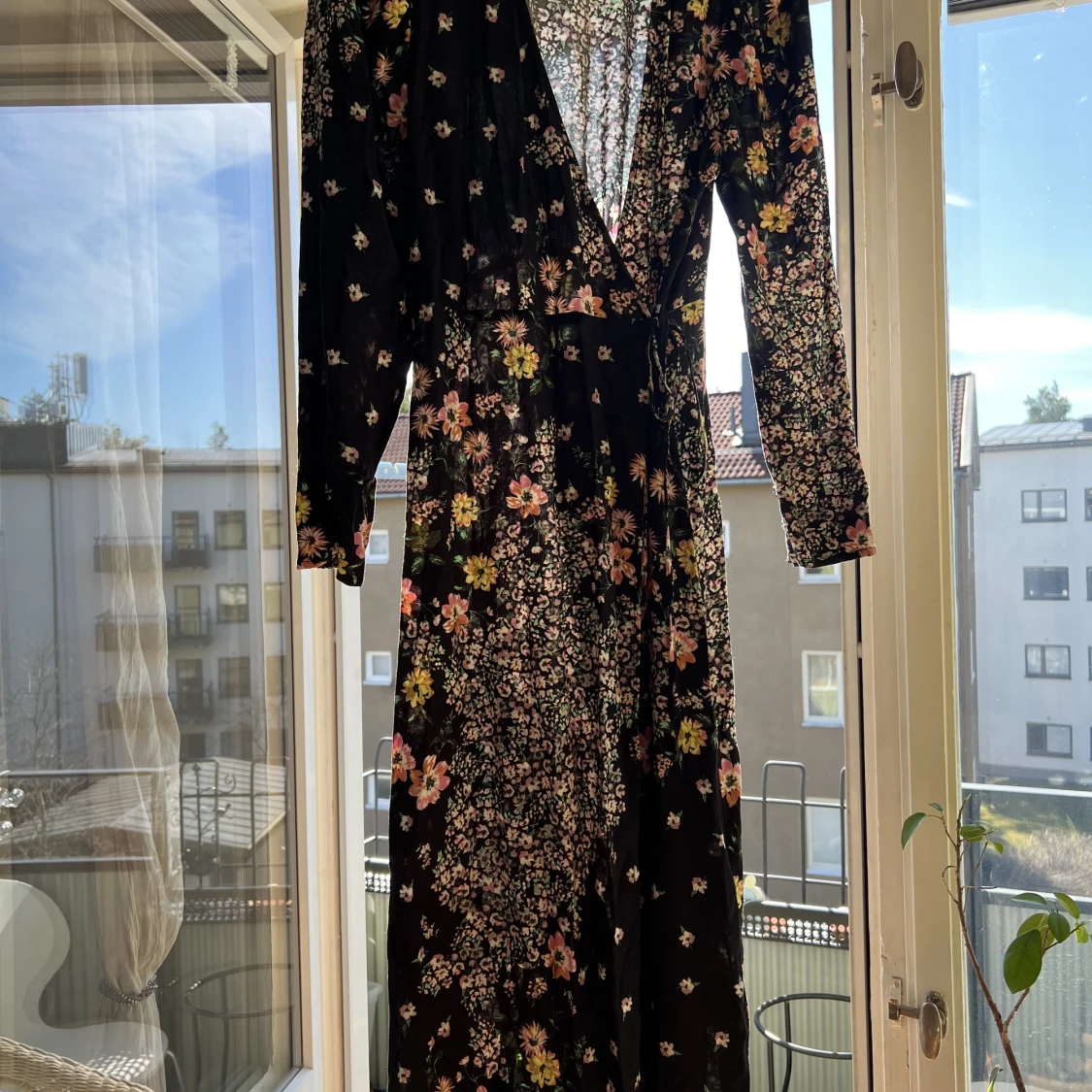 Blommig omlottklänninge från Lindex  - 90